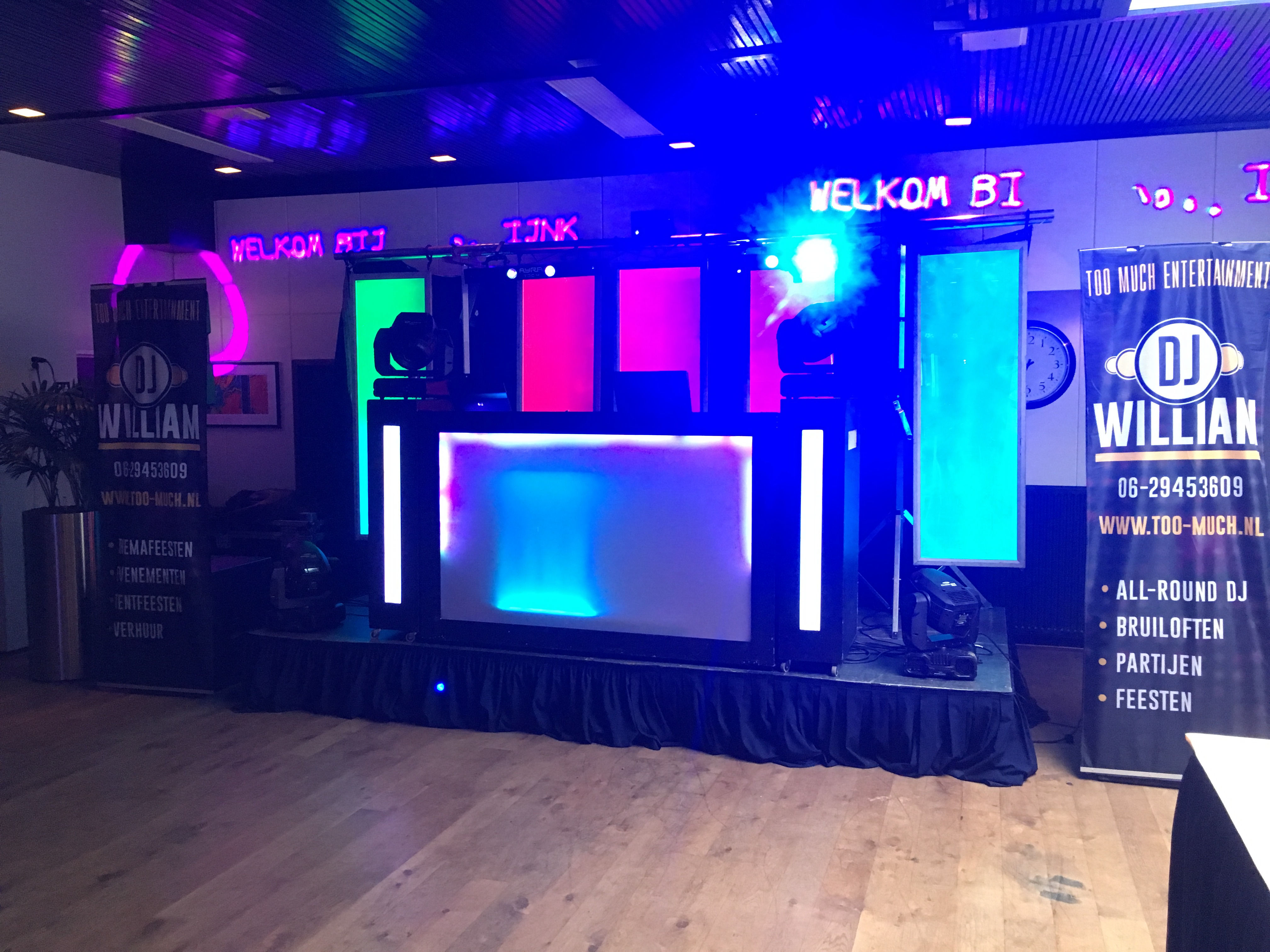 DJ setup met kleurrijke verlichting